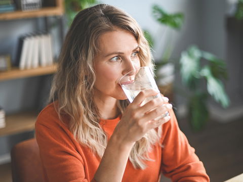 Wasser mit Kohlensäure oder ohne: Was ist gesünder?
