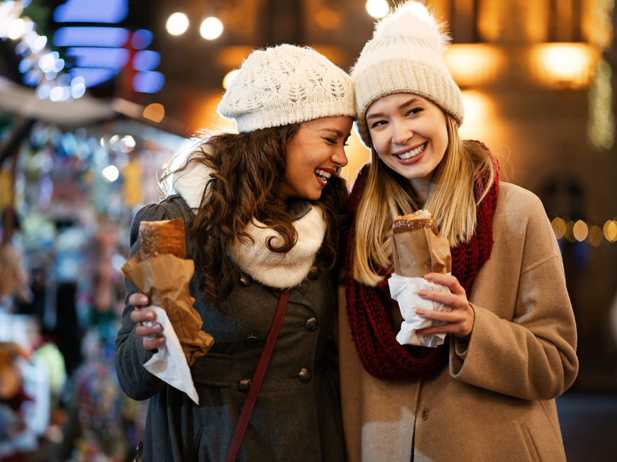 Zwei Frauen auf dem Weihnachtsmarkt