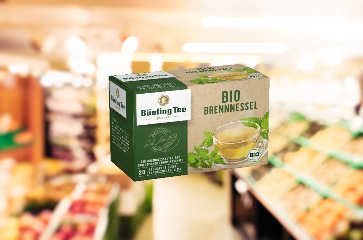 Betroffene Teepackung vor Supermarkthintergrund