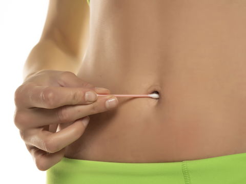Bauchnabel riecht und juckt: Woran liegt es?