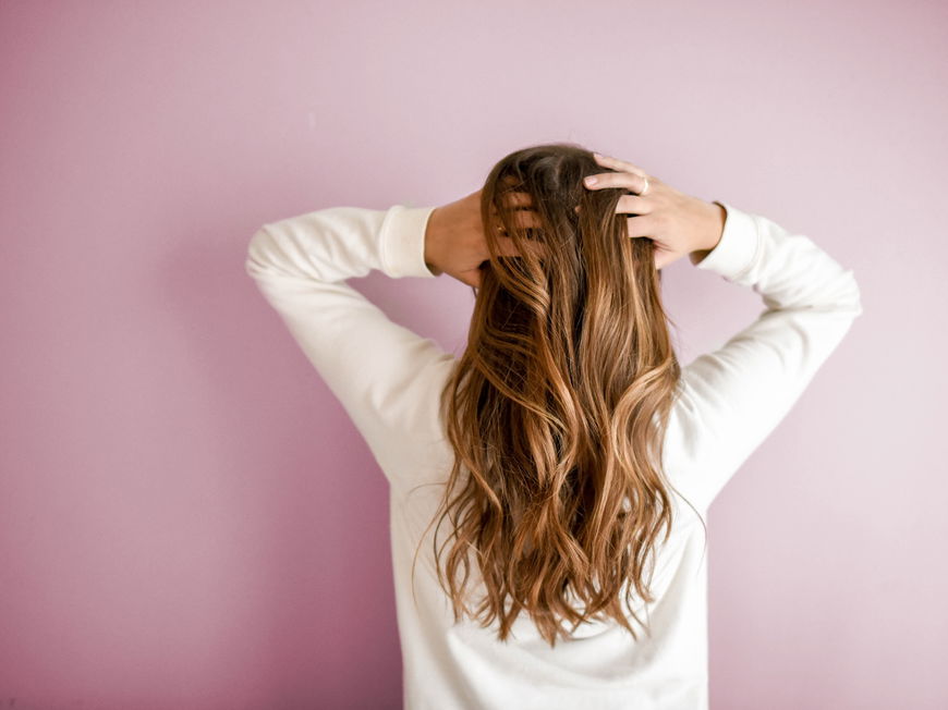 Junge Frau mit langen Haaren