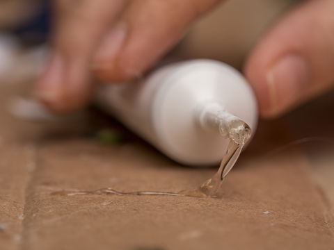 Sekundenkleber von der Haut entfernen: die 5 besten Tipps