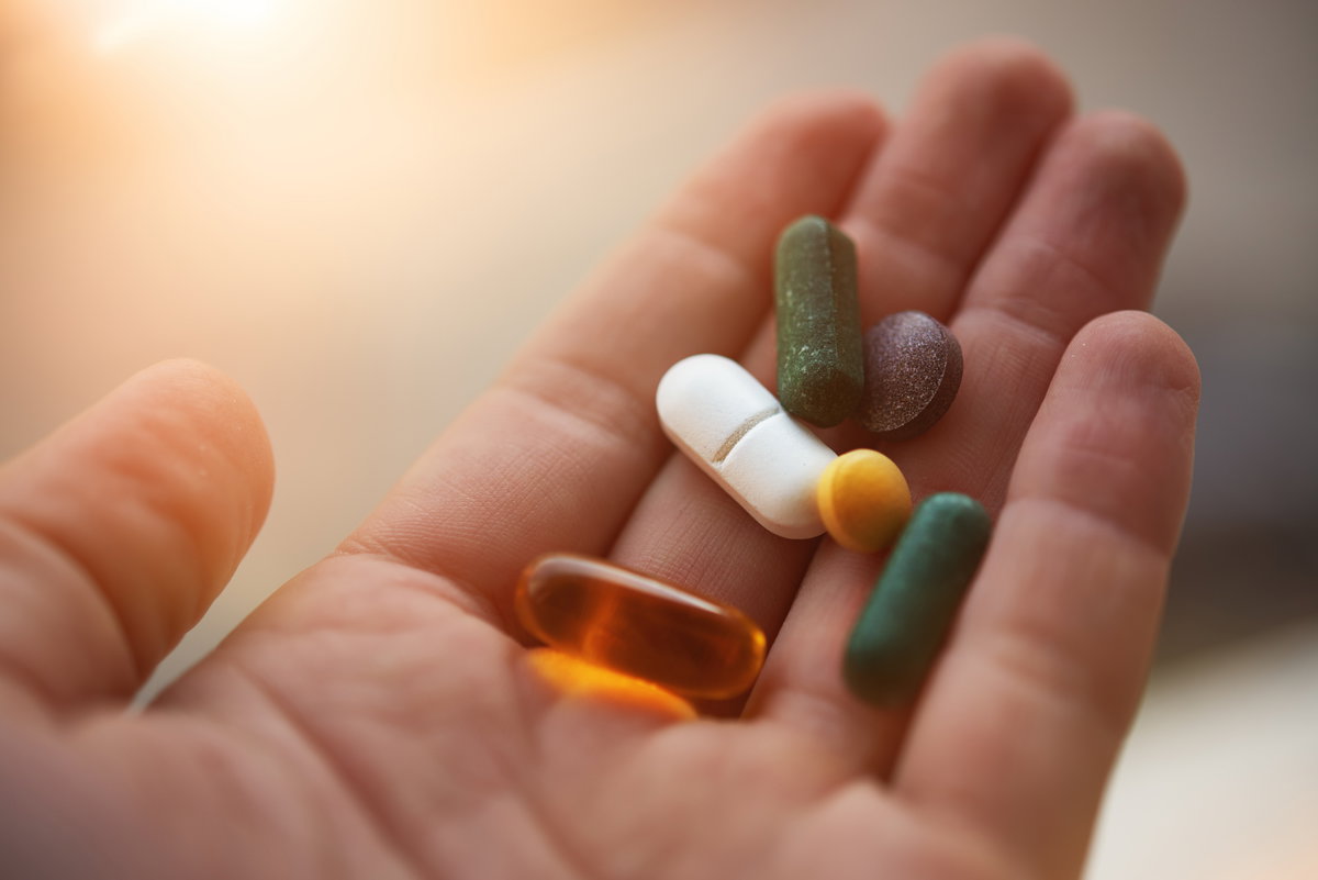 Hand mit Tabletten darin