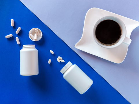 Wie Kaffee auf Ihre Medikamente wirkt