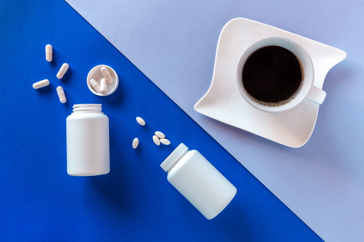 Pillendosen und Kaffeetasse