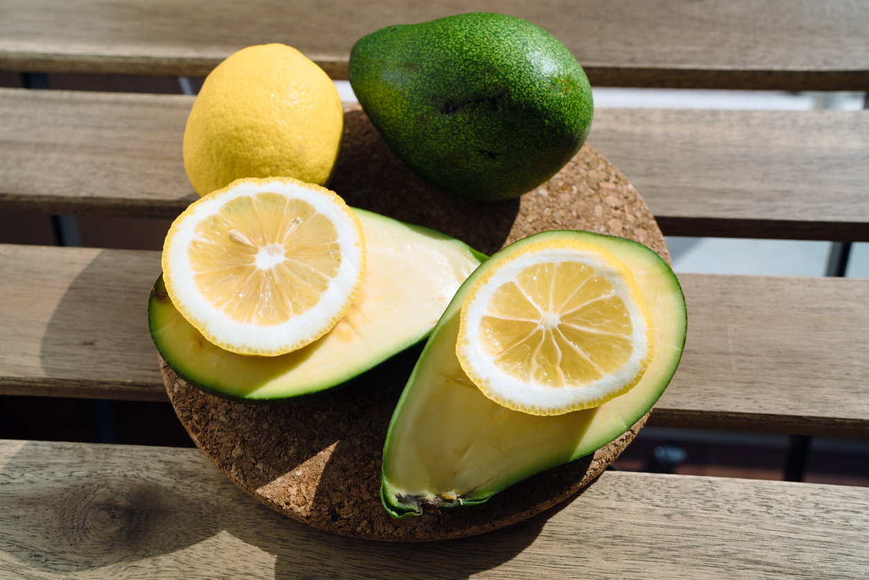 Avocados mit Zitronen essen: Deshalb sollten Sie es unbedingt tun
