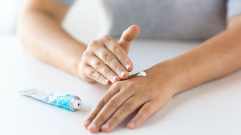 Hilfe bei Arthrose: Entzündungshemmende Salbe selber machen