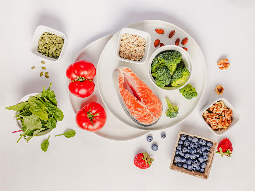 Entzündungshemmende Lebensmittel wie Fisch, Beeren, Nüsse und Brokkoli