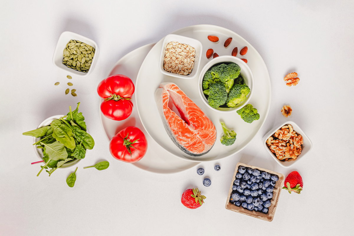 Entzündungshemmende Lebensmittel wie Fisch, Beeren, Nüsse und Brokkoli
