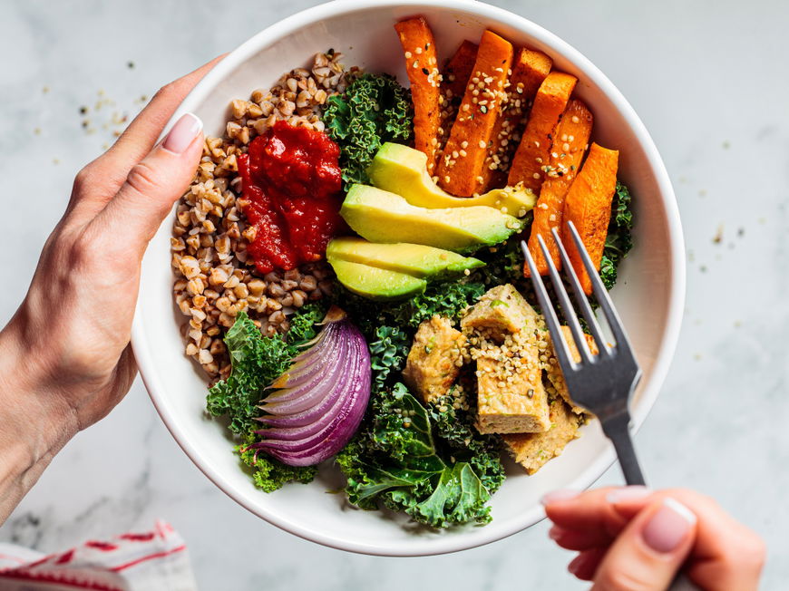 Bowl mit Gemüse und Tofu