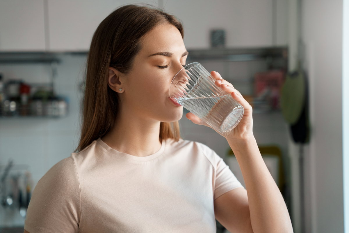 Frau trinkt Wasser
