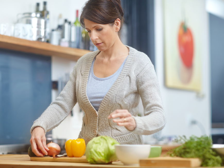 Frau bereitet Essen zu