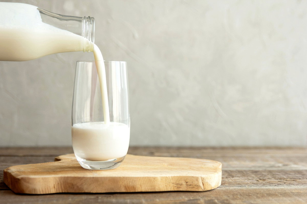 Glas Milch wird eingeschenkt