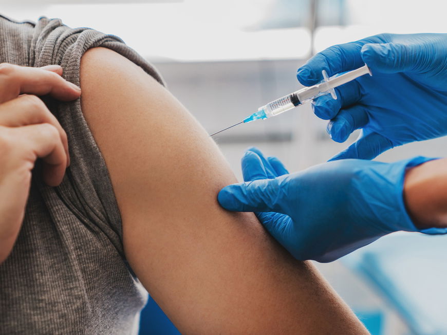 Impfung wird in Arm gespritzt
