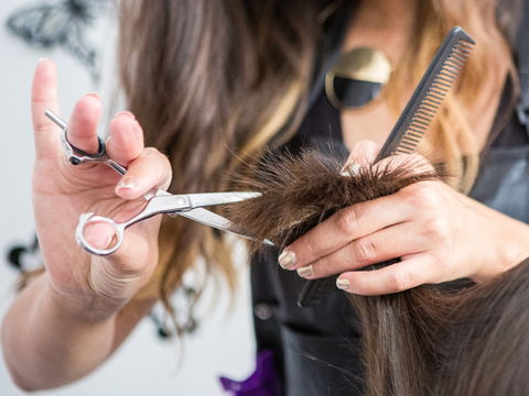 Psychologie: Warum Friseure oft kürzer schneiden als gewünscht