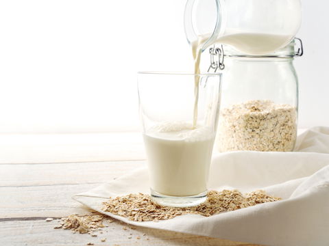 Hafermilch vor dem Frühstück: Warum es laut Expertin keine gute Idee ist