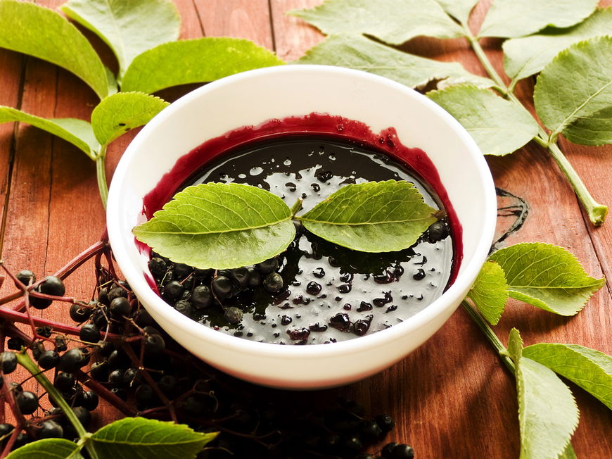 Holunderbeeren enthalten eine Vielzahl von Vitaminen und Mineralstoffen.