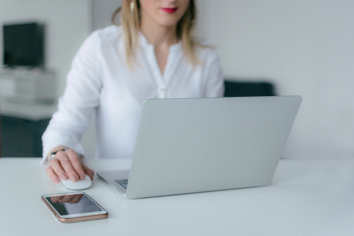 Blonde Frau sitzt am Computer