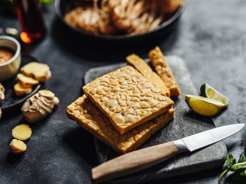 Neue Studie: Warum Tempeh als gesündester Fleischersatz gilt