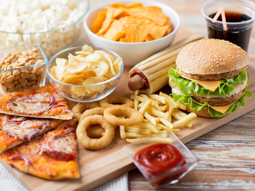Verschiedenes Fast Food wie Burger, Pizza und Chips