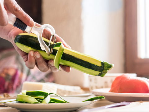 Muss man Zucchini schälen?
