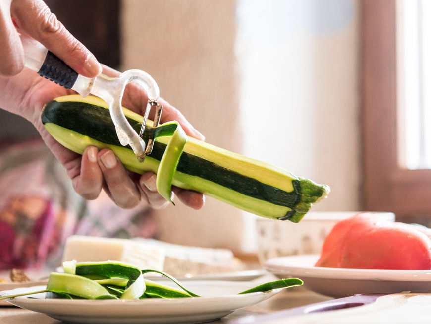 Zucchini wird geschält