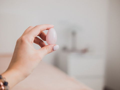 Yoni-Ei: So stärkt es den Beckenboden und verbessert das Liebesleben