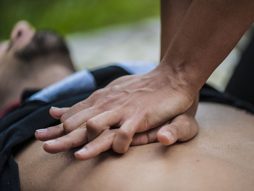 Herzdruckmassage lernen: 3 Schritte, die jeder kennen sollte 