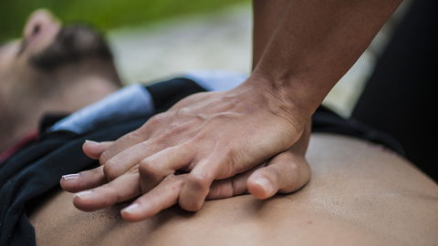 Herzdruckmassage lernen: 3 Schritte, die jeder kennen sollte