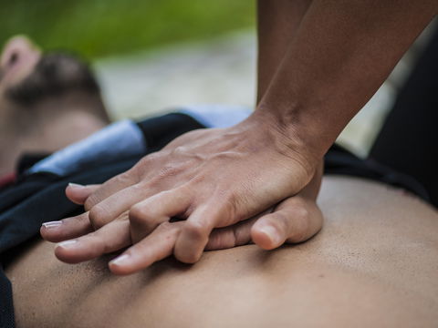 Herzdruckmassage lernen: 3 Schritte, die jeder kennen sollte
