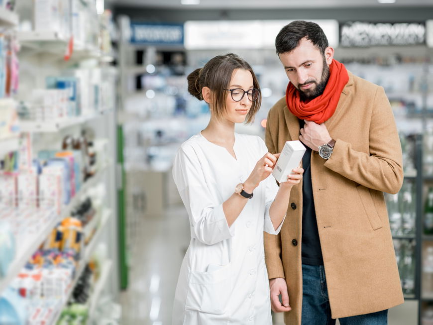 Apothekerin berät Kunden