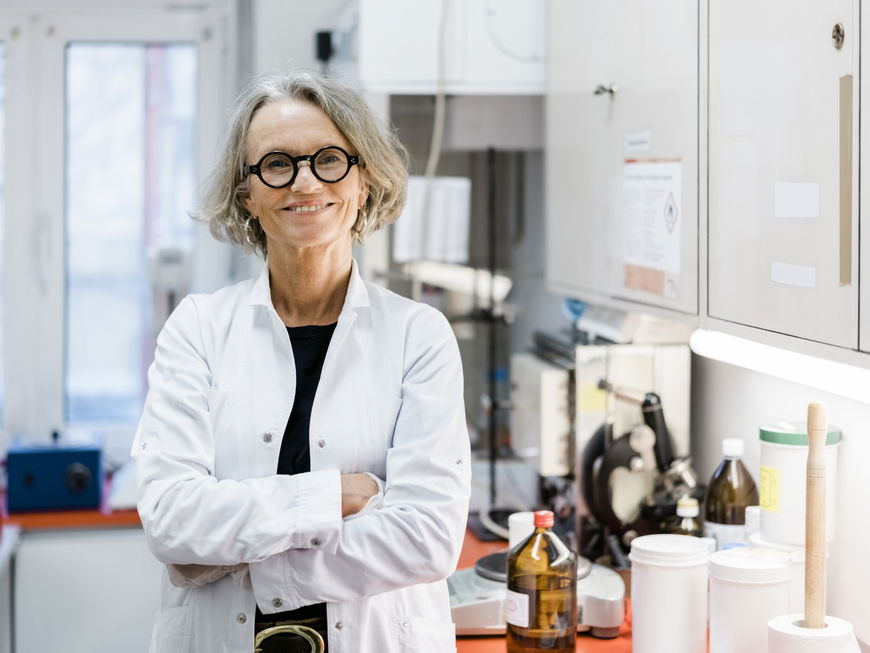 Eine innovative Gründerin im Gesundheitswesen im Alter von ca. 60 Jahren in ihrem Labor