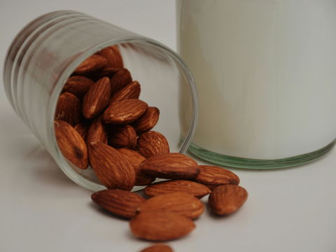 Gift-Alarm bei Milchalternativen: Warum Eltern bei Mandelmilch jetzt vorsichtig sein sollten