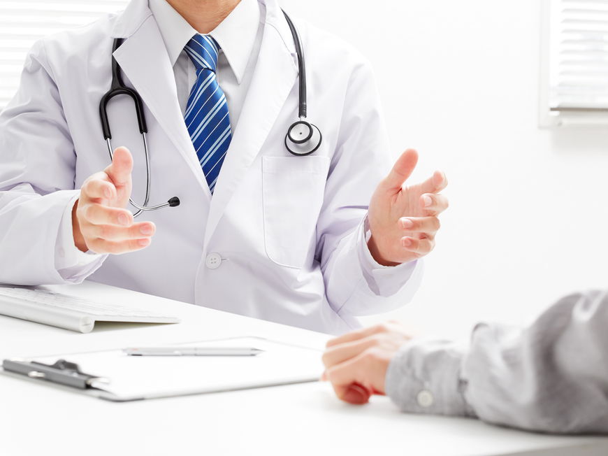 Ein Arzt spricht mit einem Patienten