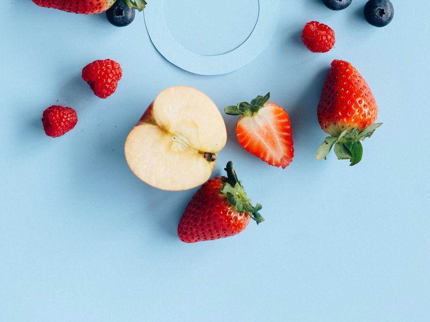 Erbeeren und Äpfel