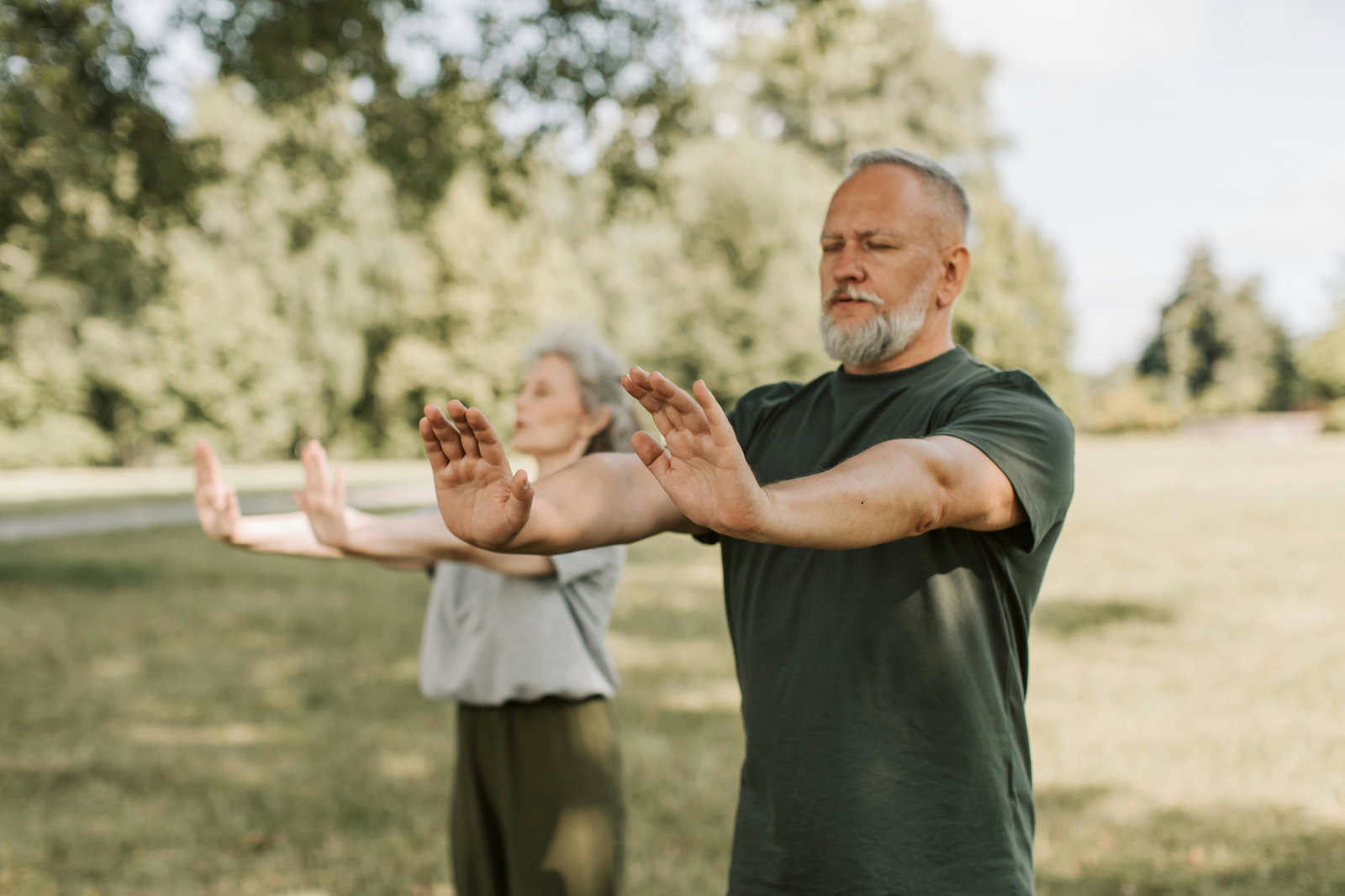 Tai Chi Walking Ein Mann und eine Frau im Park