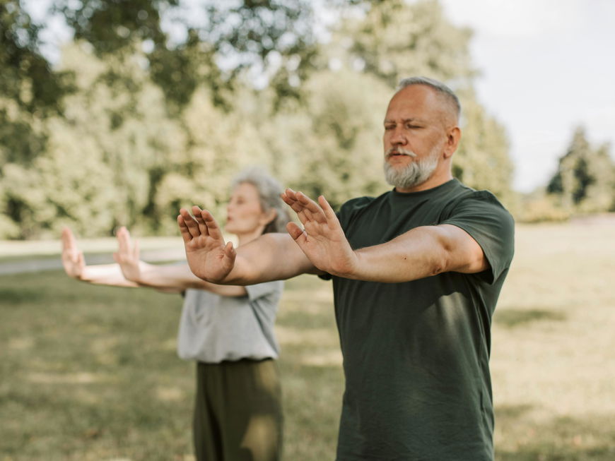 Tai Chi Walking Ein Mann und eine Frau im Park