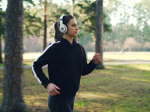 Fit ins Frühjahr: Warum „Slow Jogging“ & Yoga im Park jetzt effektiver sind als jedes Fitnessstudio