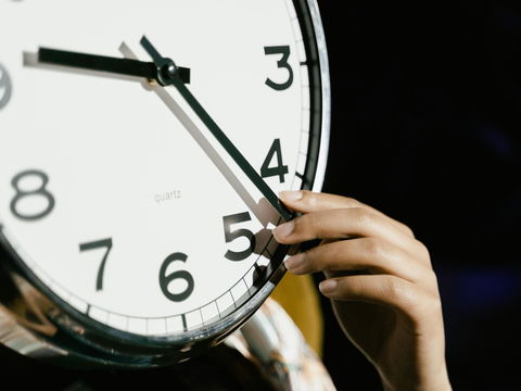 Zeitumstellung heute Nacht: Mit diesem 3-Minuten-Morgenritual tricksen Sie den Mini-Jetlag aus