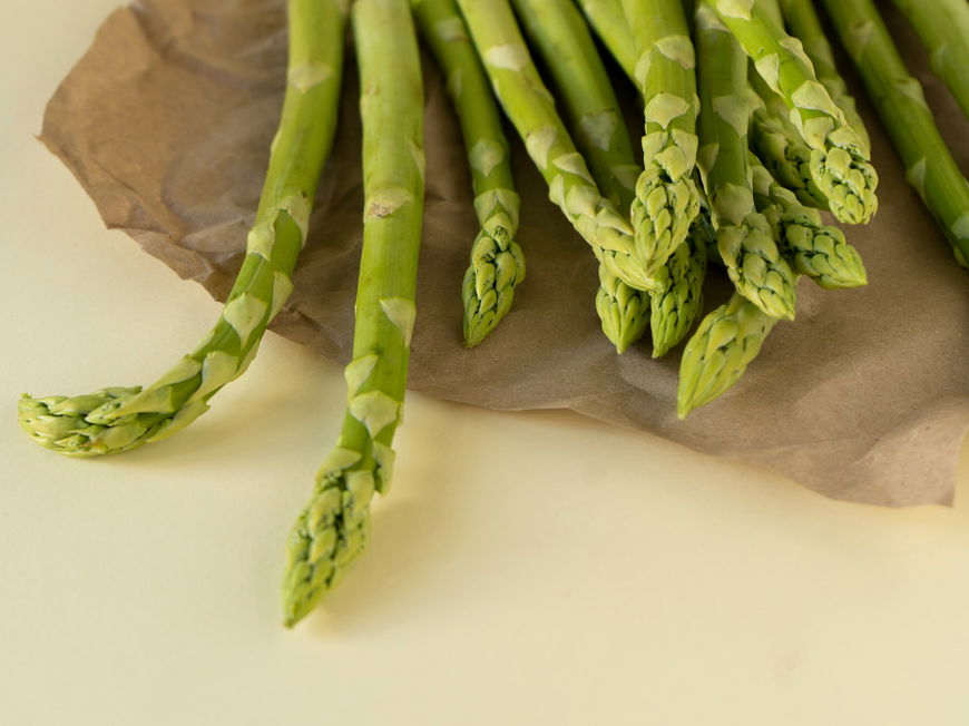 Grünen Spargel schälen