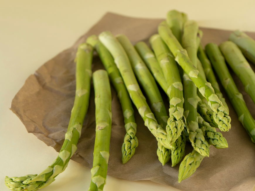 Grünen Spargel schälen
