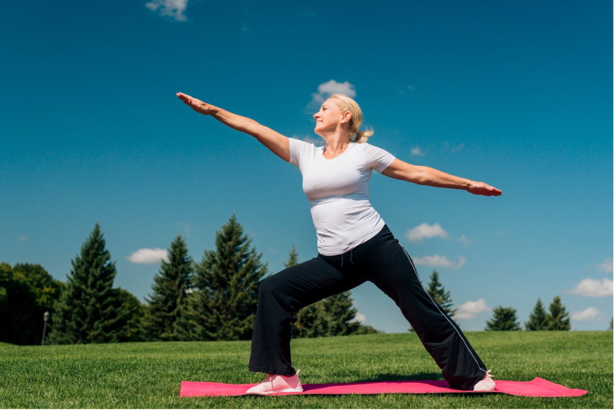 Eine Frau macht Yoga