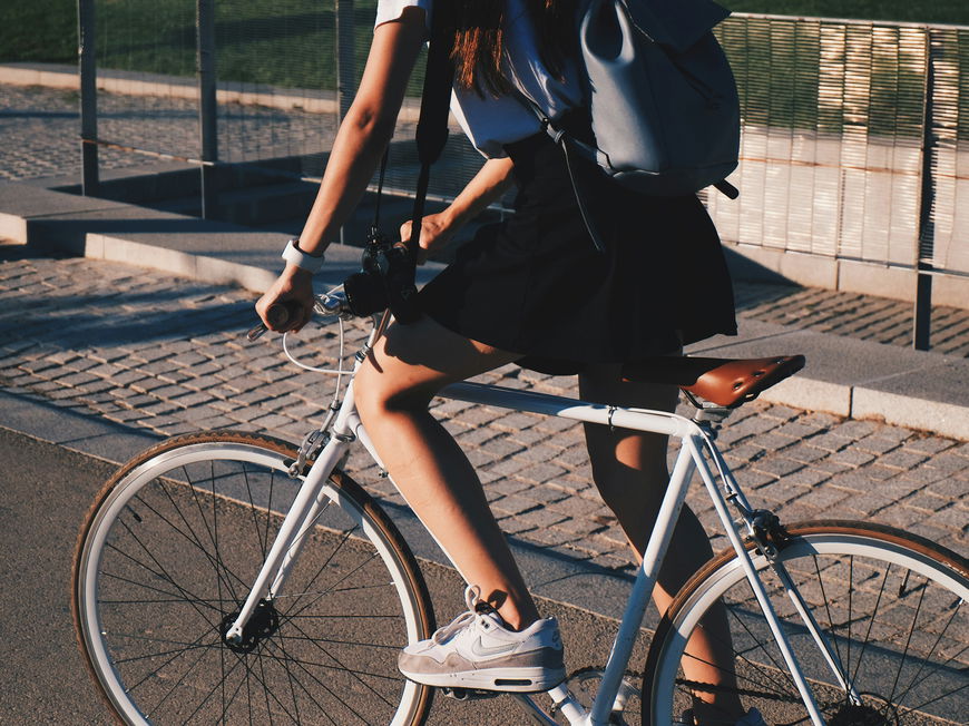 Jemand fährt auf dem Fahrrad zur Arbeit
