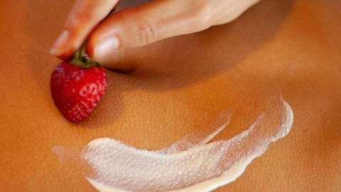 Gegen Altersflecken: Warum wir Erdbeeren jetzt auf die Haut legen