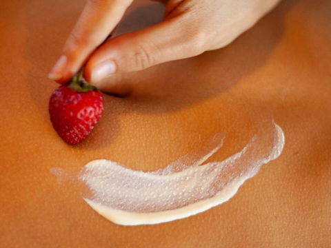 Gegen Altersflecken: Warum wir Erdbeeren jetzt auf die Haut legen