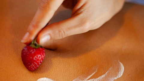 Gegen Altersflecken: Warum wir Erdbeeren jetzt auf die Haut legen