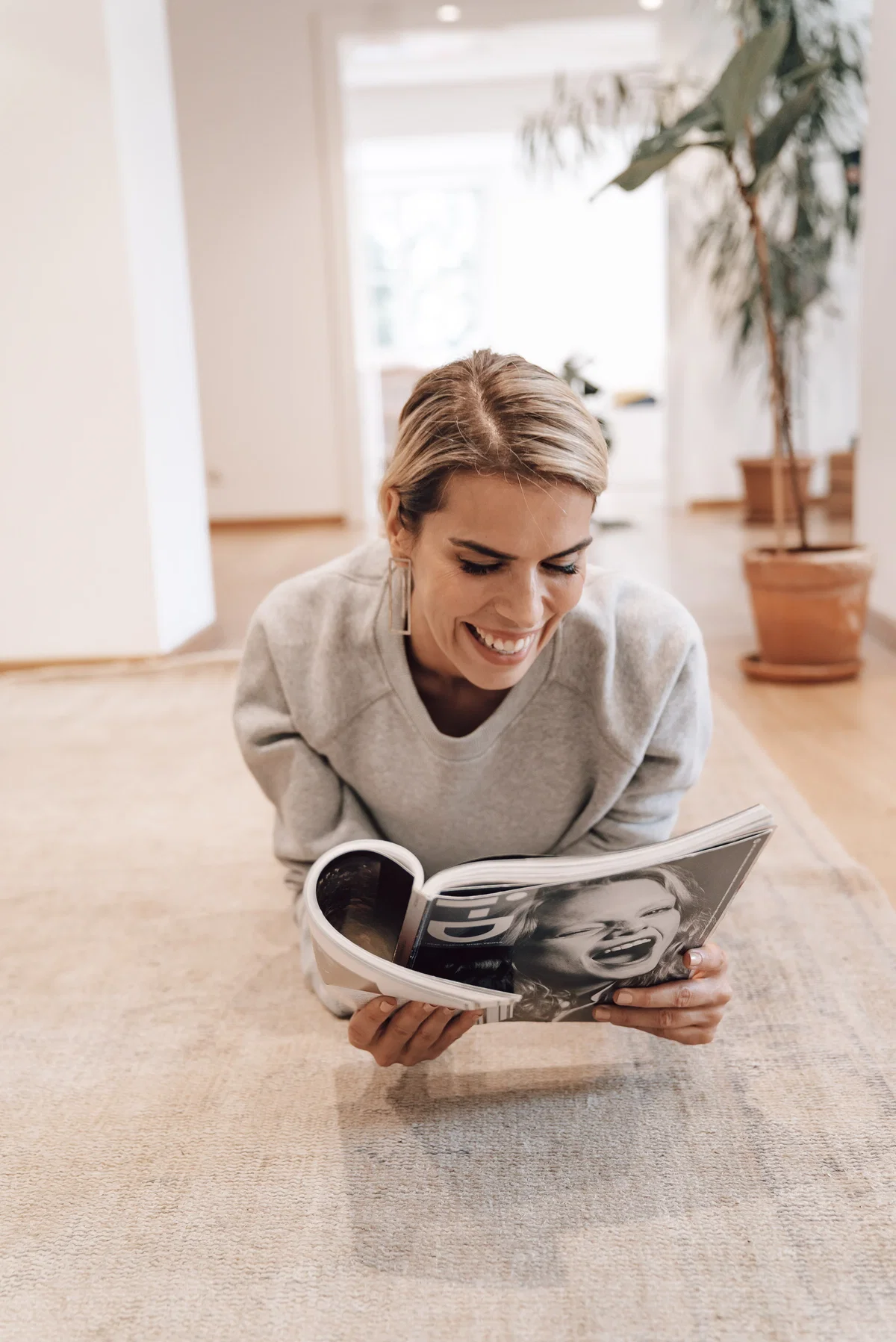 Frau liest eine Zeitschrift mit ihrem Horoskop