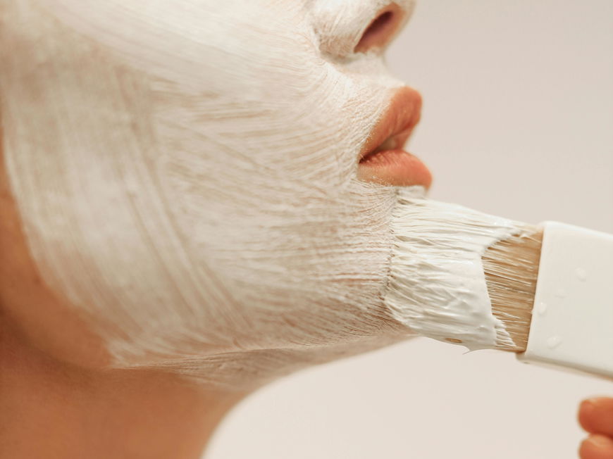 Frau trägt Maske auf