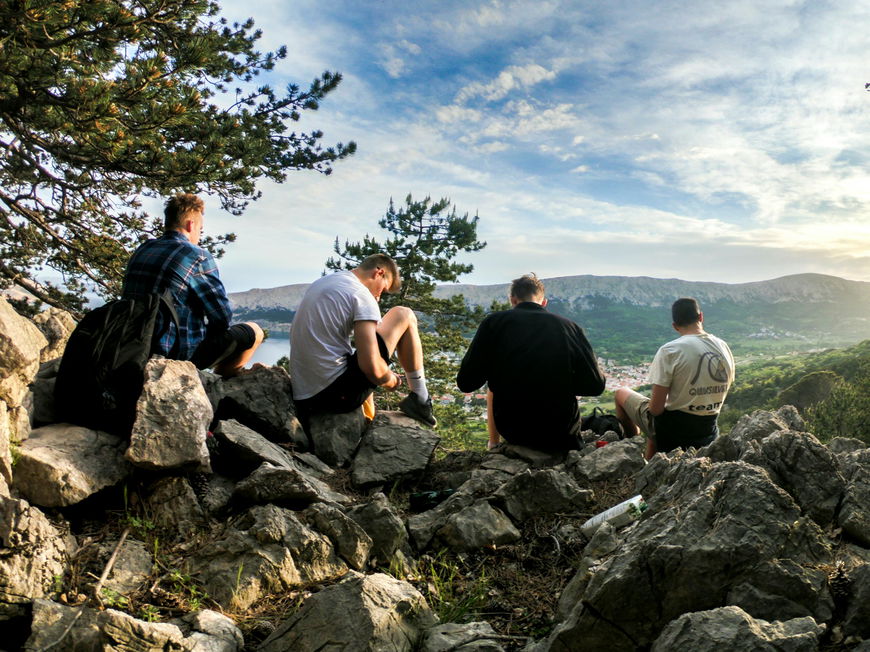 Männliche Freunde beim Wanderausflug