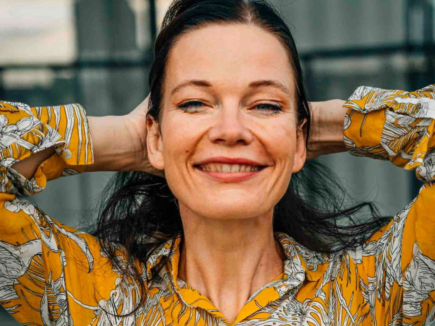 Frau über 50 freut sich